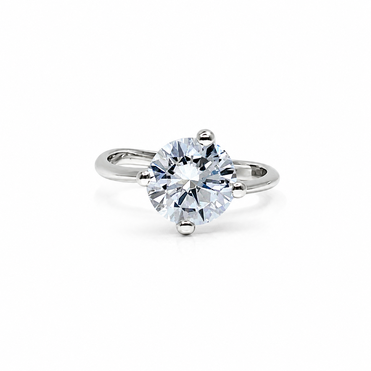 Anello Solitario con Zircone Taglio Brillante e Finitura Argento