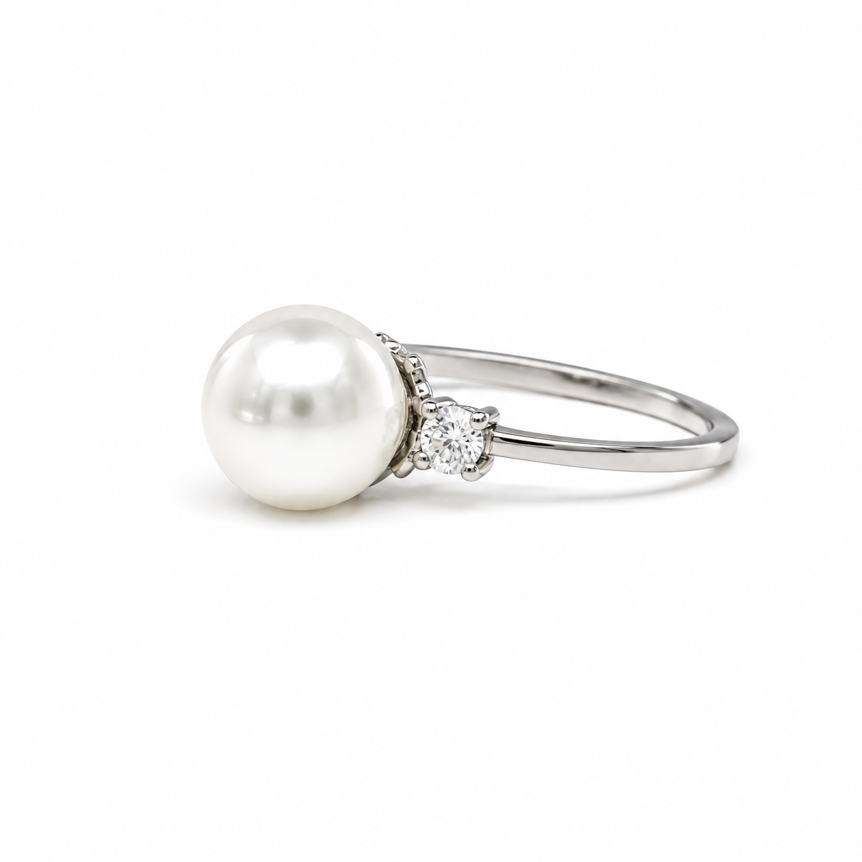 Anello Perla Elegance con Zirconi Bianchi e Finitura Argento