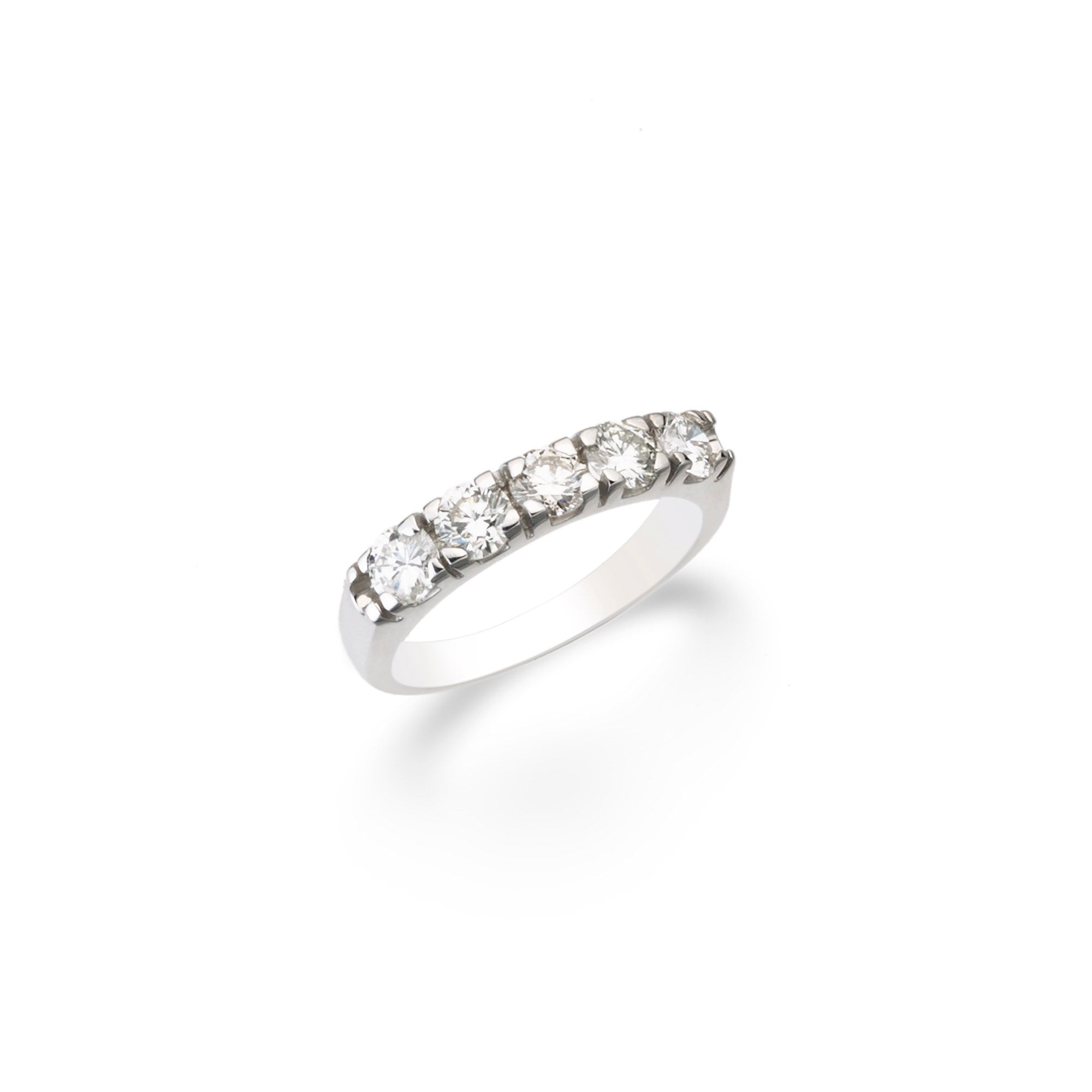 Anello in oro bianco con diamanti naturali