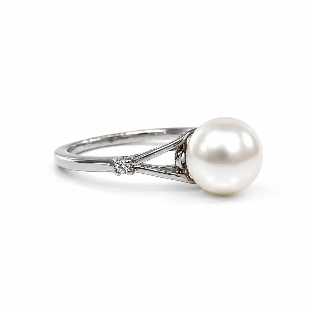 Anello  con Perla Centrale e Zirconi in Argento