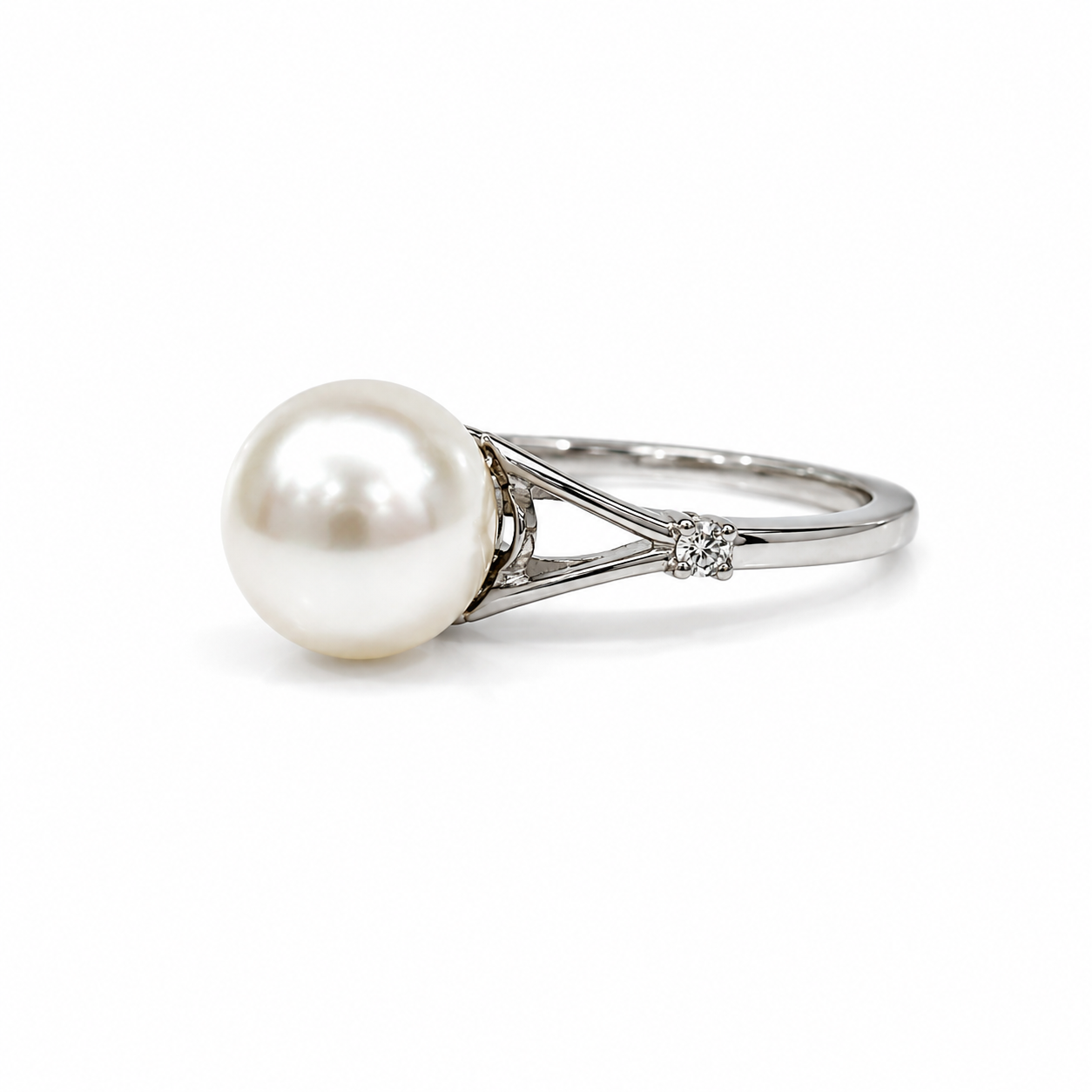 Anello  con Perla Centrale e Zirconi in Argento